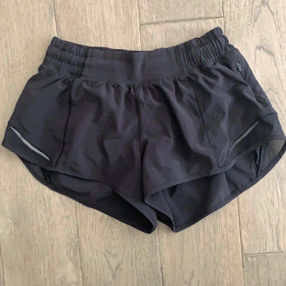 black lululemon hotty hot shorts 2.5” size 2
